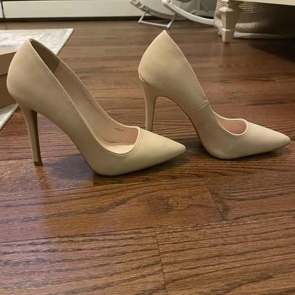 Size 7 shoes - Picture 2 of 5